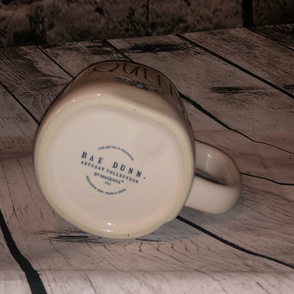 2/$30 🎉🎉 NWT Rae Dunn “Queen Bee” ceramic mug - Picture 3 of 3